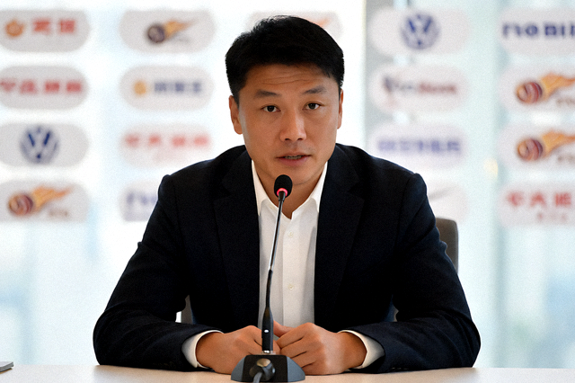 赛后新闻发布会上教练接受采访的画面
